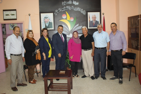 . افتتاح البازار الخيري في مدرسـة بنات بيتونيا الأساسيـة