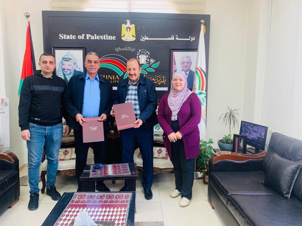 خلال توقيع اتفاقية بناء طابقين اضافيين عظم  لمدرسة بيتونيا النموذجية