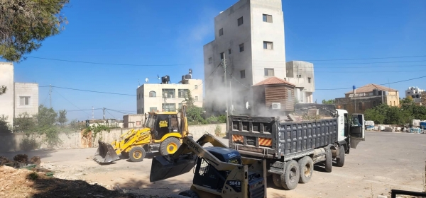 بتوجيهات من رئيس البلدية  طواقم قسم الصحة تبدأ بتنفيذ حملة تنظيف في المدينة