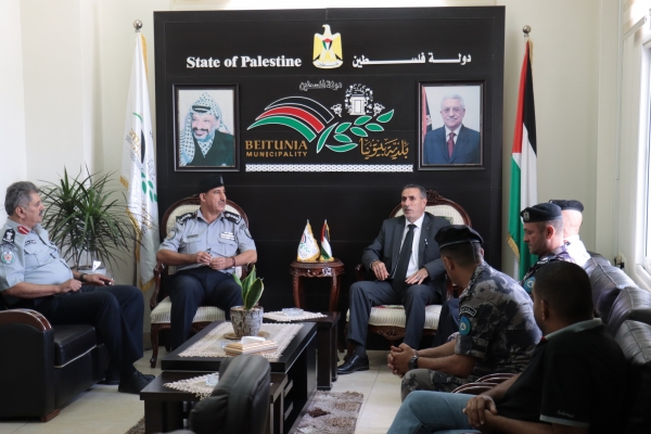 استقبل رئيس بلدية بيتونيا الحاج ضياء قُرط في دار البلدية وفداً من الدفاع المدني