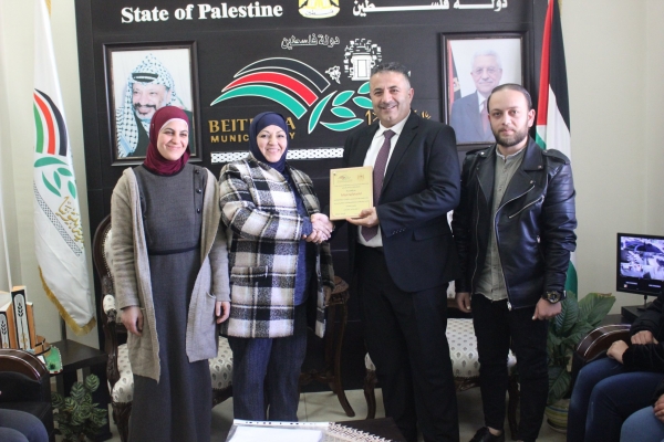رئيس البلدية ربحي دولة يُكرم الكاتبة والروائية ابتسام ابو ميالة