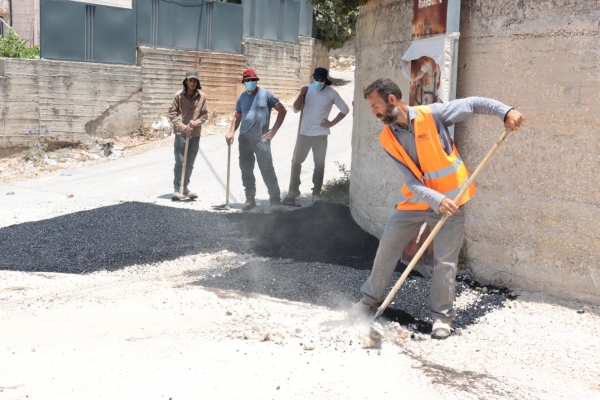 فريق الأشغال العامـة يواصـل أعمال عمليات العنبيد في المدينة