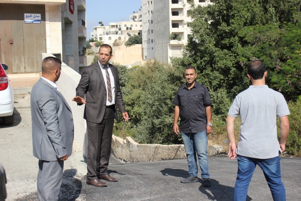 رئيس بلدية بيتونيا بالانابة عبد الله جبرا هريش خلال جولة تفقدية في المدينة