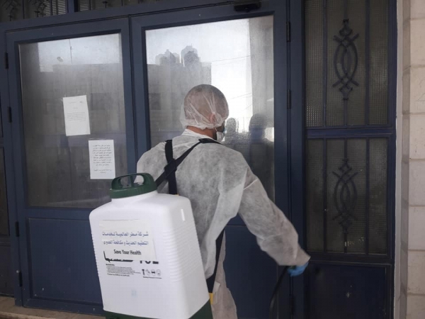 بلدية بيتونيا تباشر بتعقيم المساجد ومراكز الخدمات ودار البلدية والمكتبة العامة
