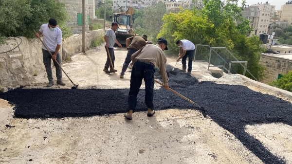 رئيس بلدية بيتونيا يوضح بخصوص عمليات القص والتعبيد للعديد من المقاطع