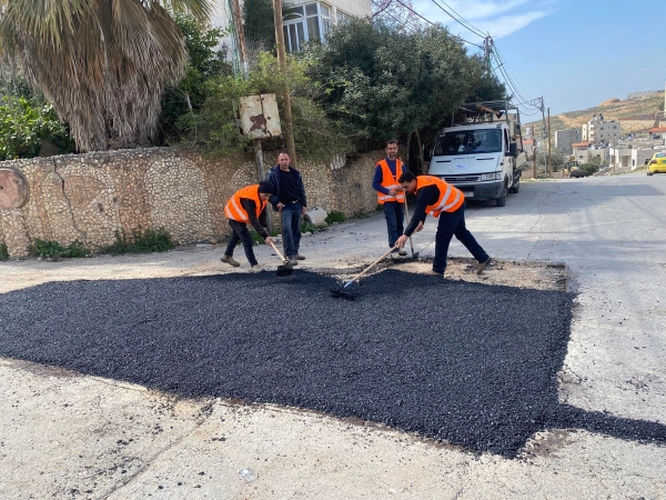 تعبيد العديد من مقاطع الطرق في في عدة أحياء بالمدينة