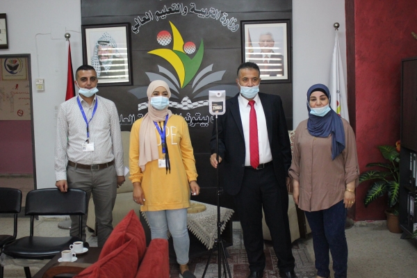 رئيس بلدية بيتونيا ربحي دولــة خلال توزيع أجهزة قياس درجة الحرارة على مدارس المدينة الحكومية