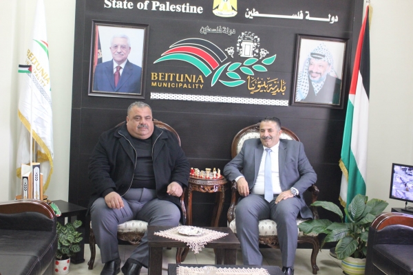 رئيس البلدية ربحي دولة خلال لقائه محافظ شمال غزة صلاح أبو وردة