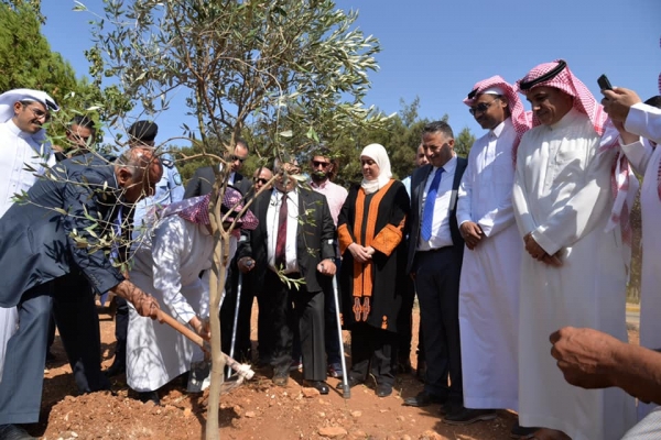 غرس شتلة زيتون في حديقة الاستقلال بمدينة البيرة