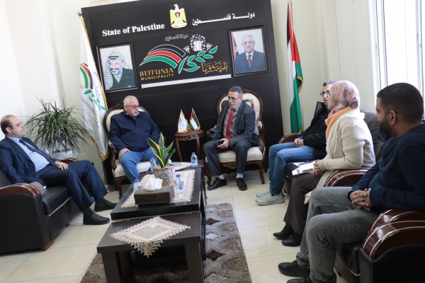 رئيس بلدية بيتونيا يبحث تعزيز التعاون مع وفد من التربية والتعليم