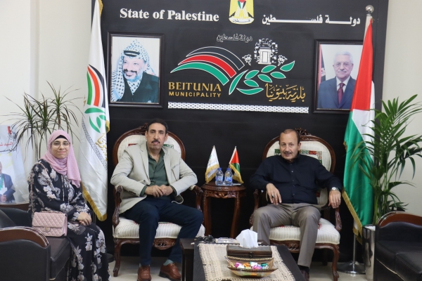 رئيس البلدية السيد شاكر لطفي دولة يستقبل عددا من المواطنين