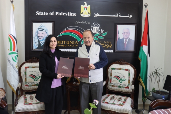 رئيس بلدية بيتونيا يوقع اتفاقيــة مع مركز رواق