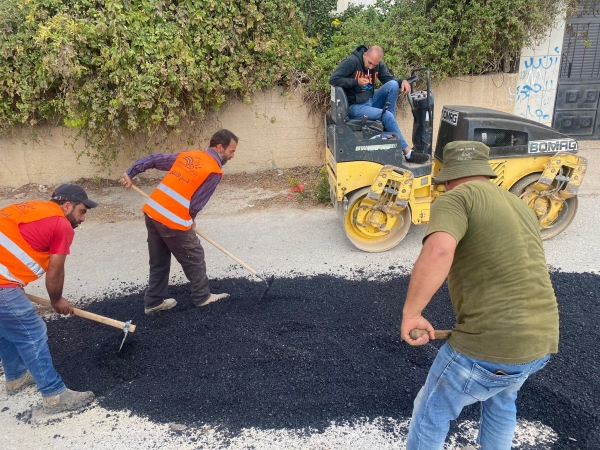 فرق الأشغال العامة في البلدية وتحت إشراف مُدير وحدة الأشغال العامة  تقوم بتعبيد العديد من المقاطع في شوارع المدينة