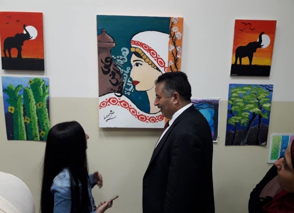 رئيس بلدية بيتونيا ربحي دولة خلال افتتاح معرض رسومات المستوى الثاني من دورة الرسم