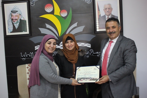 رئيس البلدية ربحي دولة خلال تكريم المعلمة غادة عطيوي والمعلمة مريم سلامة
