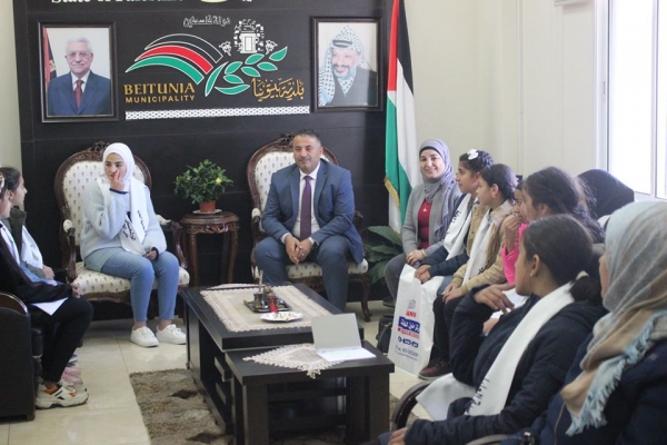 .رئيس البلديــة ربحي دولـة يستقبل البرلمان الطلابي في مدرسة بنات بيتونيا الاساسية