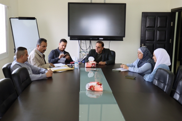 رئيس لجنة العطاءات، نائب رئيس البلديـة خلال جلســة فتح اسـتدراج عروض إنشـاء وتنفيذ مطبات إسفلتية